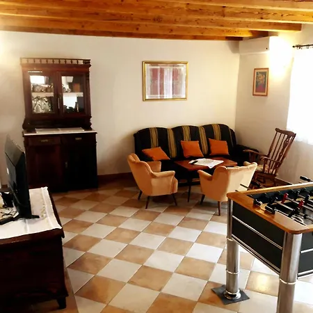 Haus In Mit Terrasse Und Schoener Aussicht Nyaraló Kaštelir