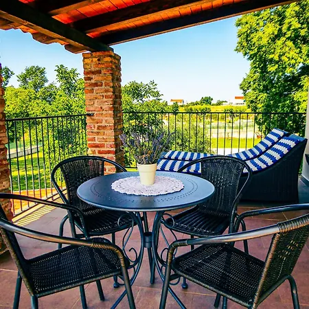 Haus In Mit Terrasse Und Schoener Aussicht Nyaraló Kaštelir