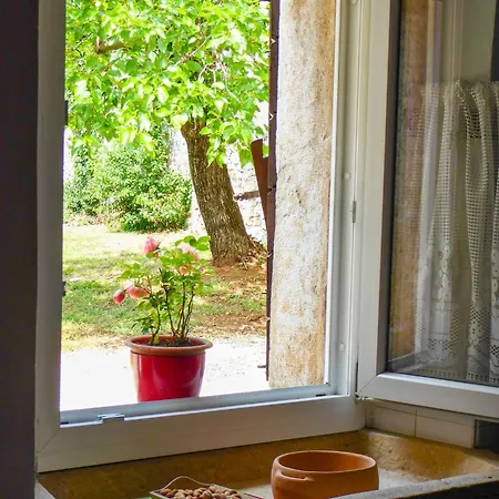 Haus In Mit Terrasse Und Schoener Aussicht * Kaštelir